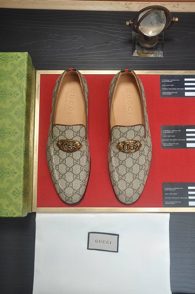 出厂价 意大利顶级奢侈男鞋巨头 Gucci 古奇 全牛皮内里 新款报到原汁原味的欧式风格 赏心悦目为了让鞋子更加耐用不变形制作继续沿用传统做法 但仍然不乏创新皮